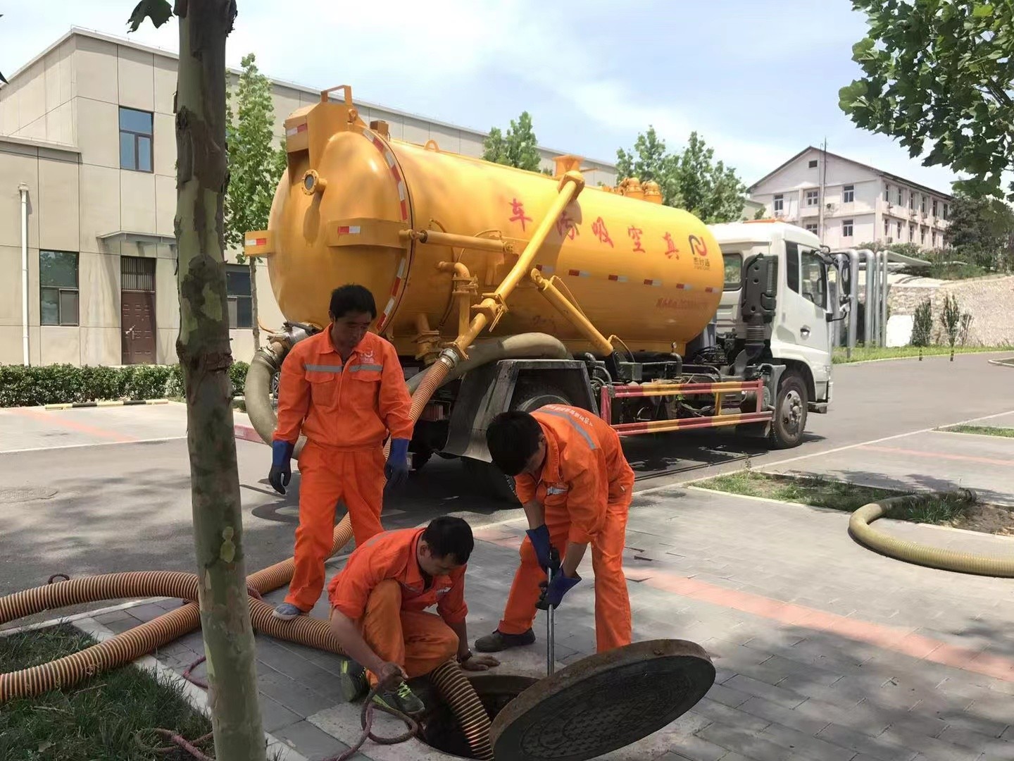 岗侨管道疏通车停在窨井附近