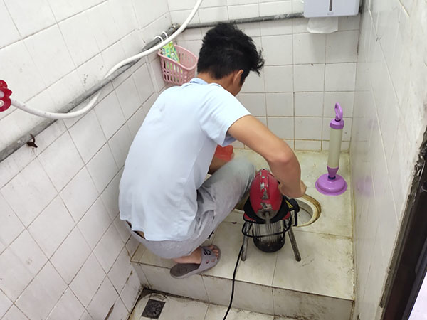 岗侨肥皂掉到马桶里把马桶堵住了怎么办？马桶堵住了怎么办