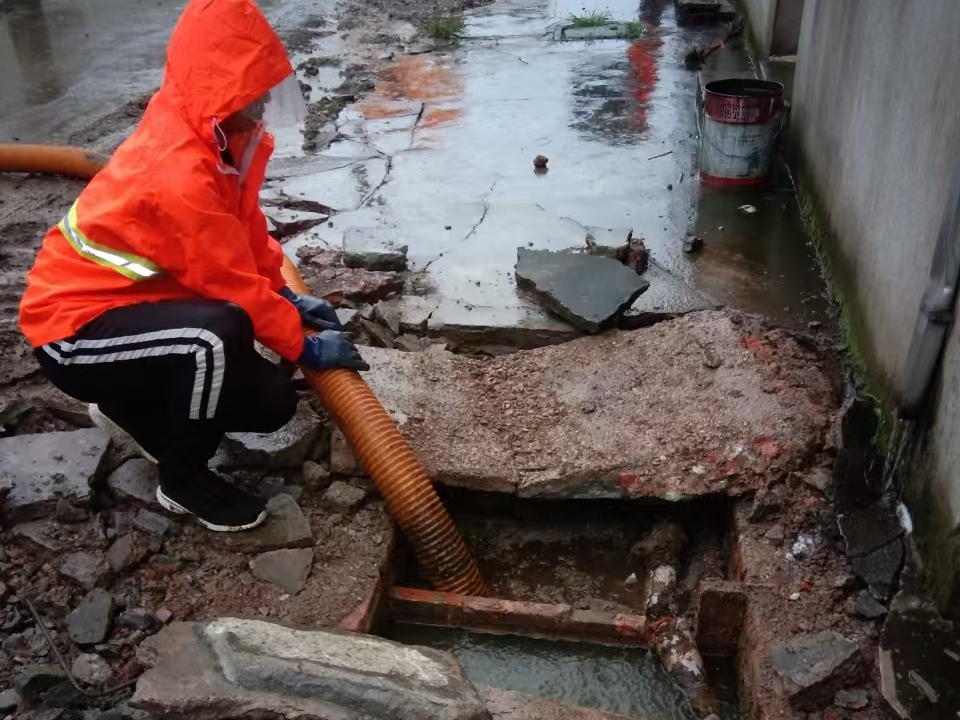 岗侨专业清理污水池 炜誉市政以规范流程守护城市 “肠道”